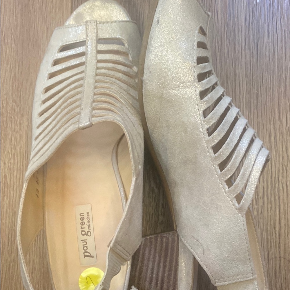 Paul Green Gold 
 Sandals with Elegant Design